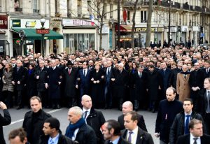 Lire la suite à propos de l’article LE LINCEUL DE LA REPUBLIQUE
